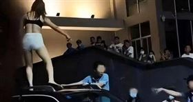 抓包腥夫偷吃被嗆「不想碰妳」　正宮當街脫衣：我不如她？，圖/翻攝自微博