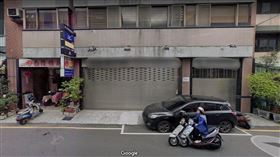 南投市復興路路邊停車格遭店家長期佔用。（圖／翻攝Google Map）