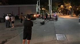 ▲黃男先是擦撞男騎士後，接著誤踩油門，整輛車撞進陳姓老闆攤位中。（圖／翻攝畫面）