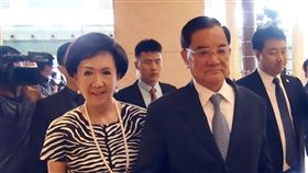 連戰偕連方瑀抵達北京前中國國民黨主席連戰（前右）在夫人連方瑀（前左）陪同下，12日下午抵達北京。中央社記者繆宗翰北京攝　107年7月12日