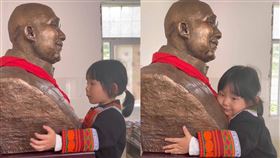 3歲女童看見爸爸的雕像就撲上前。（圖／翻攝自《紅星新聞》）