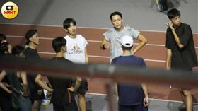 ▲雖然才剛完成選秀分隊，但大夥兒練習時已經如同一個小隊伍一樣，圍成一圈似乎是在討論今晚練習與比賽的相關事項。（圖／本刊攝影組／CTWANT提供）