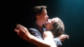 影帝湯姆希林與影后莎斯基亞蘿絲達爾（Saskia Rosendahl）在《永別了，柏林》有一段末世狂戀。（圖／海鵬提供）