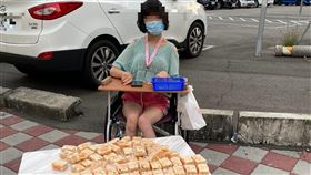 腦麻女自食其力在路邊賣10元沙琪瑪，引發網友關注。（圖／翻攝蔡淇華臉書）

