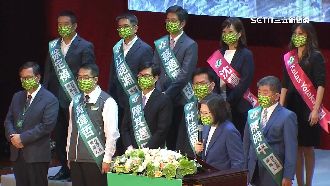 綠營全代會　18縣市首長參選人集結