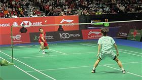 新加坡羽球公開賽  印尼一哥金廷封王印尼羽球一哥金廷（紅色球衣）17日在新加坡羽球公開賽以2比0擊敗日本好手奈良岡功大，拿下冠軍。中央社記者侯姿瑩新加坡攝  111年7月17日