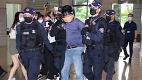 康建生技槍擊案凶嫌台中落網  帶回南投警局南投縣草屯鎮康建生技公司4死1重傷槍擊案，警方15日在台中市逮捕凶嫌李鴻淵（中戴安全帽者），隨即將人帶回南投縣警局偵辦。中央社記者蕭博陽南投縣攝  11年7月15日