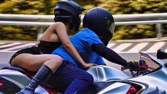 側面炸出奶！辣妹坐重機裸背秀屁股蛋