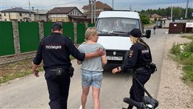 俄羅斯新聞工作者奧斯雅尼可娃（中）今天遭短暫拘留後獲釋。（圖／翻攝自Marina Ovsyannikova臉書）