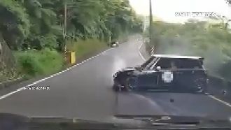 改裝小客車山路狂飆　疑想超車撞護欄
