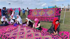 哈薩克族民俗體驗活動  盼帶來旅遊收入7日，在新疆昭蘇縣的阿克薩依民俗村內，遊客可體驗哈薩克族的各種民俗活動。這個民俗村是當局扶貧建設項目之一，希望為當地帶來旅遊收入。中央社記者張淑伶昭蘇攝  111年7月18日