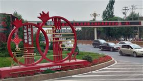 新疆少數民族為主  標語強調中華民族共同體新疆是少數民族為主的地區，全稱為「新疆維吾爾自治區」，但個別民族的文化認同沒有被特別凸顯，而是要求「築牢中華民族共同體意識」。圖為喀什市街上的標語。中央社記者張淑伶喀什攝  111年7月18日