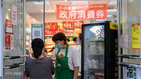 中國前財長呼籲：對月入2.2萬元以下民眾發現金中國前財長樓繼偉17日指出，市場預期轉弱、大家不願投資是經濟主要問題。他呼籲對月入人民幣5000元（約新台幣2.2萬元）以下的民眾發放現金，支持他們消費。圖為山西太原一家適用消費券的便利超商。（中新社提供）中央社  111年6月17日