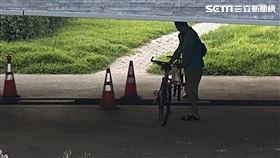 陳姓男子騎滑板車在鹿港溪親水廊道摔到斷2顆門牙縫8針。（圖／翻攝畫面）