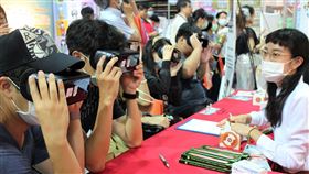 年後轉職潮　台灣就業通將推相關活動武漢肺炎疫情衝擊國內產業，根據勞動部統計，去年一整年平均每一名求職者有1.59個工作機會（即求供倍數為1.59），是民國102年以來的新低。勞動部指出，台灣就業通預計年後將於各地區陸續推出就業博覽會活動，想要求職或轉職的民眾可以把握機會。圖為去年新北就業博覽會，求職者透過VR體驗廠商職場環境。（勞動部勞動力發展組提供）中央社記者吳欣紜傳真　110年2月15日