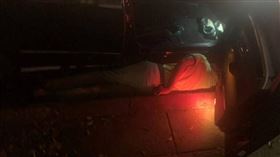 台中男子，酒醉路倒，卡馬路邊緣，側臥，路人以為命案報警 (圖／翻攝畫面)