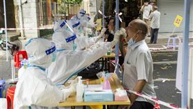 中國築起的清零防疫長城仍無法阻止疫情來襲。圖為廣西北海市民眾17日進行核酸檢測。（圖／中新社）
