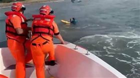 ▲海巡發現3名男子後，隨即會同消防單位等單位前往救援。（圖／翻攝畫面）