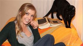 詹森（Caitlin Jensen），背痛找整脊師，調整脖頸之後送醫，腦出血、中風，心臟驟停，四肢癱瘓，募款 (圖／翻攝自GoFundMe網頁)