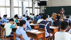 國中會考登場  近20萬考生上陣111年國中教育會考21日正式登場，教育部國民及學前教育署長彭富源表示，今年共有19萬8819名考生報考（不含大陸考場）。圖為台南考區上午考生應試狀況。（教育部提供）中央社記者陳至中傳真  111年5月21日