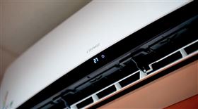 專家建議，想節能可選用高效能變頻冷氣。一年下來省下的電費可以就等於換新機的價差。（圖／翻攝畫面）