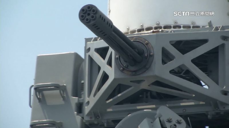 工兵浮橋車設攔爆索　阻敵野牛氣墊艇