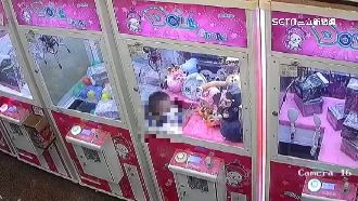 想拿娃娃竟鑽取物口　男童慘卡機台內