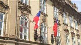  游錫(方方土)與維特齊交談立法院長游錫(方方土)（右）參觀捷克前總統哈維爾的陵墓後與捷克參議院議長維特齊（左）交談。中央社記者林育立布拉格攝 111年7月18日