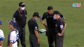 李子強一上場就被要求更換手套。（圖／翻攝自CPBL TV）