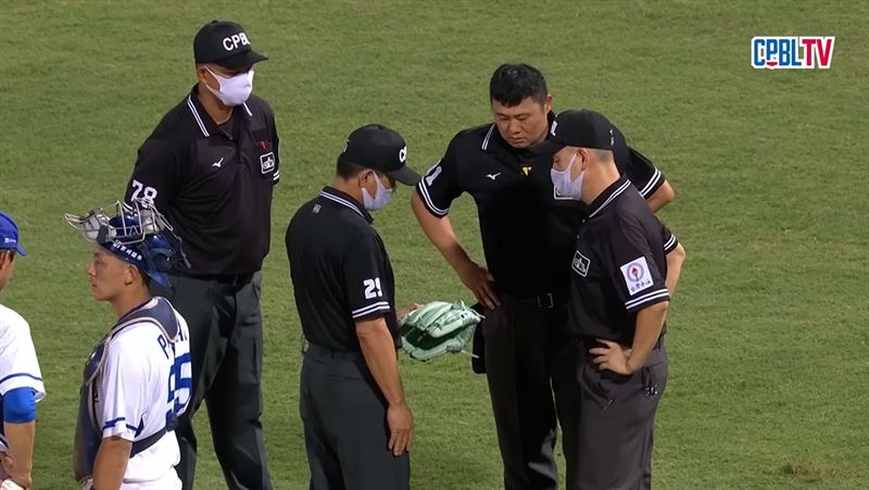 上場就被要求換手套　悍將中繼好納悶
