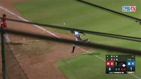 戴云真誤判飛球讓對手跑出場內全壘打。（圖／ＣＰＢＬ　ＴＶ）