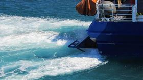 ▲船長跳海救人疑遭引擎螺旋槳擊中重傷身亡。（示意圖／PIXABAY）