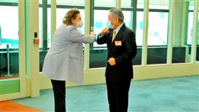 歐洲議會副議長畢爾抵台（1）歐洲議會副議長畢爾（Nicola Beer）（左）從德國法蘭克福機場搭乘中華航空公司CI-62班機來台，19日上午7時54分降落於桃園機場，外交部政務次長田中光（右）代表前往B9國賓門接機，雙方以互碰手肘方式取代握手。中央社記者吳睿騏桃園機場攝  111年7月19日