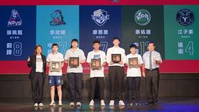 ▲WEIDER威德 亞太區執行副總 Maria Chen（最左）、高中體育總會胡劍峯會長（最右）與獲獎學生左起：張珮甄、李欣娣、廖慈恩、蔡佑蓮、江子柔合影（圖／主辦單位提供）