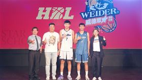 ▲看見教練和球員們努力的付出，Maria Chen更確信要當他們的後盾，未來10年將繼續發揮企業社會責任，支持威德眾星獎助計畫。左起高中體育總會胡劍峯會長、雲林縣永年中學蔡奇達教練、章宇廷、卓柏賢、威德亞洲執行副總 Maria Chen（圖／業者提供）