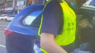 通緝犯假裝盤查突落跑　警包夾抓人