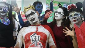 花蓮鳳林菸樓迷路百鬼夜行祭（3）花蓮鳳林鎮舉辦「菸樓迷路．百鬼夜行祭」已邁入第11年，將扮鬼踩街改為扮鬼路跑，主辦單位以「趣病鬼」為主題，號召眾多妖怪一起把COVID-19疫情嚇跑。圖為往年活動情形。中央社記者李先鳳攝  111年7月19日