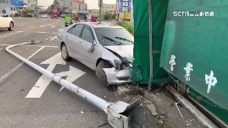轎車逆向自撞！路燈連根拔起倒路旁