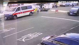 賓士迴轉撞輾騎士　眾人合力抬車救人