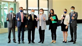 歐洲議會副議長畢爾抵台（2）歐洲議會副議長畢爾（Nicola Beer）（右4）19日上午搭機抵達台灣，外交部政務次長田中光（左3）代表前往接機。中央社記者吳睿騏桃園機場攝  111年7月19日