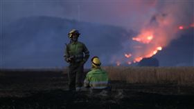 西班牙野火狂燒列車停駛　怪手駕駛衣服著火奔逃（圖／路透社／達志影像）