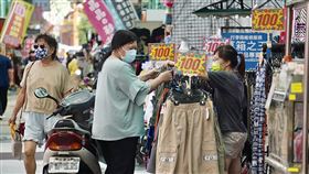 6月CPI年增率3.59%（2）主計總處6日公布6月消費者物價上漲率（CPI）為3.59%，創下近14年新高；6月重要民生物資CPI年增率則為5.39%，同樣持續攀高。圖為高雄民眾前往新興區逛街。中央社記者董俊志攝  111年7月6日