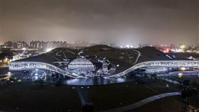 「武營晚點名」島嶼記憶光舟劇場  獲法設計銀獎以衛武營建築為主體的「『武營晚點名』島嶼記憶．光舟劇場」，設計在長達381公尺的巨幅光影中，訴說台灣島嶼豐厚的文化與記憶，獲法國NOVUM DESIGN AWARD數位藝術和平面設計類銀獎殊榮。（衛武營提供）中央社記者趙靜瑜傳真  111年7月19日