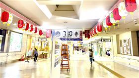 台南祈福燈籠高掛日本山形市車站日本山形市舉辦「祈願燈籠企劃」活動，7月、8月間共有來自台南約300個大紅色與彩繪燈籠，在車站等地點展出。（台南市政府提供）中央社記者楊思瑞台南傳真  111年7月19日