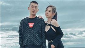 網紅鳳梨（吳泓逸）曬出秘書女友歐菈居家照。（圖／翻攝自IG）