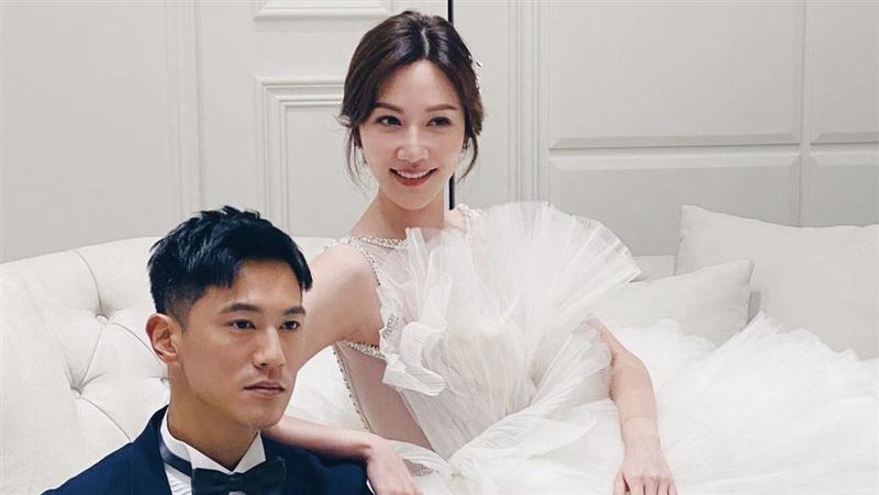 曾莞婷曬絕美婚紗照　美背全露偷放閃
