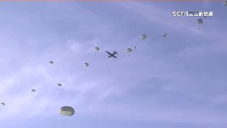 百名傘兵從天降　民眾驚「像戰爭片」