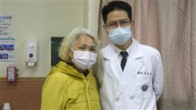 66歲余姓婦人腹部經常性絞痛，有時甚至痛到無法站、坐、躺，醫師診斷後發現，她是罕見的小腸扭轉，所幸在開刀治療後回復健康。（圖／大林慈院提供）