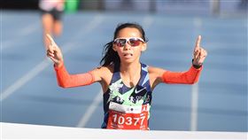 2021台北馬拉松　曹純玉奪國內女子第一2021台北馬拉松19日上午在市政府前廣場登場，台灣選手曹純玉以2小時33分51秒成績獲得國內全馬女子組第一名。中央社記者王飛華攝　110年12月19日