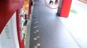 北市文山區超商昨天發生鬥毆案，朋友關係的2名男子一言不合從超商打到店外，雙雙掛彩互告。（圖／翻攝畫面）